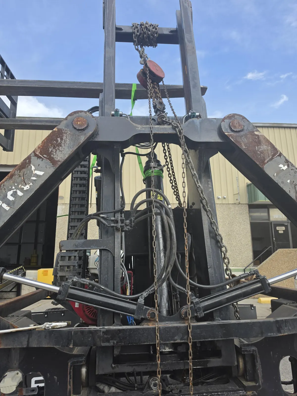 Hydraulic hoses and lifting frame on commercial equipment